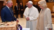 Papa Franjo imao iznenadne posjetitelje, stigli mu kralj Charles i kraljica Camilla