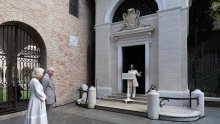 Tisuće ljudi usred Italije mahalo britanskim zastavama i pljeskalo kralju i kraljici