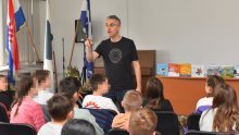 Uživio se: Zoran Vakula djeci predstavio svoje slikovnice, legao je na pod i proizvodio zvukove