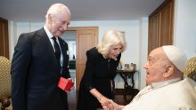Popravni ispit kraljice Camille: Nakon kršenja pravila pred Papom se pojavila u besprijekornoj haljini
