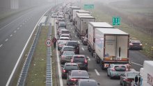 HAK javlja: Kilometarske kolone na Bajakovu