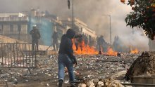 Bacali baklje i kamenje na policiju: U nemirima u Atenih 70 uhićenih