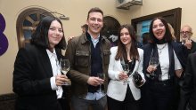 Daniela Trbović na premijeru stigla u društvu najvažnijeg muškarca u svom životu
