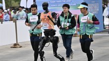 U Kini prvi put polumaraton trčali ljudi i roboti. Video je bizaran