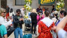Đir po Stradunu na Uskrs: Pomno birani stajlinzi, gomila turista i cvjetni kutak za pamćenje