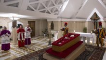 Poznato je od kojeg kamena će biti grobnica pape Franje i što će na njoj pisati