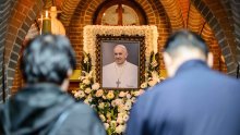 Pogledajte kako se vjernici diljem svijeta opraštaju od pape Franje