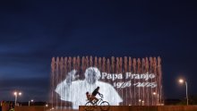 Zagreb se na fontanama oprostio od pape Franje