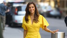 Ovo je haljina koja laska baš svakoj figuri, a Eva Longoria nosi je u hit boji i sa sjajnim sandalama