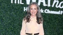 Blista u 67-oj: Andie MacDowell plijenila elegancijom u haljini hit nijanse