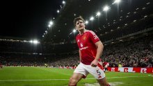 Navijači mu se rugaju, svi sumnjaju u njega, a on vodi velikana prema trofeju i Ligi prvaka