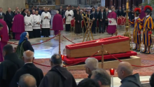 Zbog ove žene prekršen je strogi vatikanski protokol