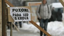 Vatrogasci skidaju snijeg i led s krovova