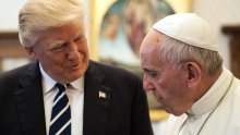 Gotovo desetljeće su se prepirali, ali sada Trump dolazi na papin pogreb
