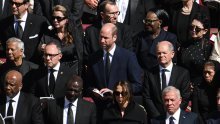 Ovo je razlog zašto je princ William završio u trećem redu, a Trump i Melania u prvom
