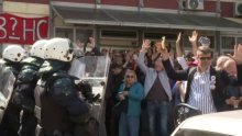 Burno u Novom Sadu: Policija pendrecima tukla studente i građane ispred fakulteta, ima ozlijeđenih