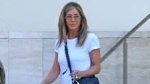 Jennifer Aniston izgleda sjajno u hit 'ružnim' natikačama koje ili volite ili prezirete