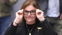 Sabor razriješio Jozić Ileković. Orešković: Prije bi si ruku odrezala nego sudjelovala u cirkusu
