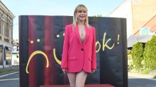Sako poput haljine: Mila Elegović u nikad hrabrijem izdanju