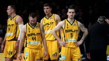 Pogledajte neviđenu sramotu u Zadru! Isprovociranog igrača Splita suigrači jedva zadržali da ne krene na navijače
