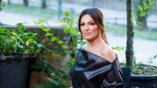 Osim kožnom haljinom golih ramena, Nina Badrić oduševila i upečatljivim sandalama