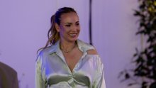 Donna Vekić blista u svestranoj svilenoj košulji, a pozornost su ukrale duge noge u hit sandalama