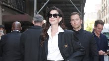 Nitko ne nosi muško odijelo kao Anne Hathaway, ali pravi modni dragulj je njezina torbica