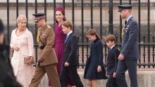 Kate Middleton zadivila elegantnom kombinacijom: Omiljeni komad izvučen iz ormara
