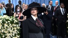 Tajnu je dobro čuvala: Rihanna na crvenom tepihu otkrila trudnički trbuščić