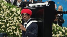 Najluđe izdanje na Met Gali: Pojavio se s klavirom na leđima