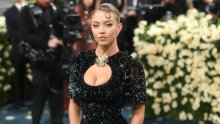Neobična frizura i efektan dekolte: Ovako je Sydney Sweeney iskopirala kultnu glumicu