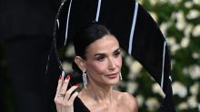 Modni duo koji nitko nije očekivao: Demi Moore i njezin psić Pilaf u kravati