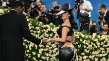 Zaštitar stao na haljinu Kim Kardashian - pogledajte njezinu reakciju!