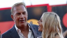 Kevin Costner uhvaćen u noćnom klubu u društvu mlađahne ljepotice
