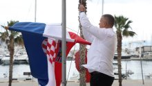 Obilježena godišnjica prosvjeda pred Banovinom: Točno u podne podignuta hrvatska trobojnica