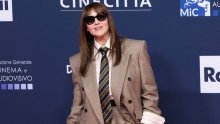 Monica Bellucci odbacila laskave haljine i zablistala u moćnom odijelu