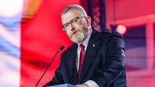 Poljski europarlamentarac gazio zastavu EU-a i zapalio ju: Ovo mu nije prvi eksces