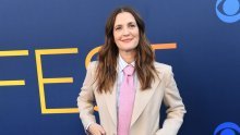 Ma kakve haljine - odijelo Drew Barrymore nadmašilo je sve stajlinge na crvenom tepihu