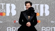 Bijeli dim i pop zvijezda: Harry Styles nenametljivo 'ukrao show' novom papi