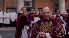 Ralph Fiennes nije bio prvi izbor: Ova dva velika imena
odbila su glavnu ulogu u 'Konklavi'