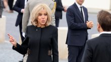 Brigitte Macron zna privući pažnju: Od visokih peta ne odustaje, ali zvijezda stajlinga je hit torba