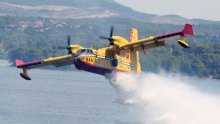 Kanaderi jutros gasili požare na Hvaru i kod Zrmanje