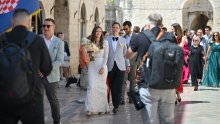 Stradun je pun kao šipak, a svu pažnju je ukrala mladenka u elegantnoj vjenčanici