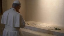 Papa Lav XIV. pomolio se na grobu pape Franje