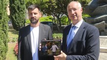 Puljak pozirao s fotografijom protukandidata: 'Evo kako HDZ i SDP rade protiv mene'
