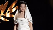 Oličenje elegancije: Francuska diva očarala u kompletu koji je bolji od haljine