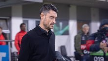 Pogledajte kako je trener koji se povezuje s Dinamom nasrnuo na kolegu