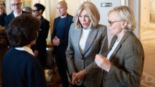 Prva dama Francuske i posve običan komad odlično je uklopila u chic look