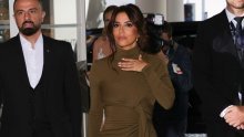 Eva Longoria spojila je chic haljinu sa sandalama koje idu baš uz sve