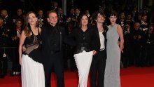 Modno usklađeni na crvenom tepihu: Bono Vox u rijetkom izlasku sa suprugom i djecom